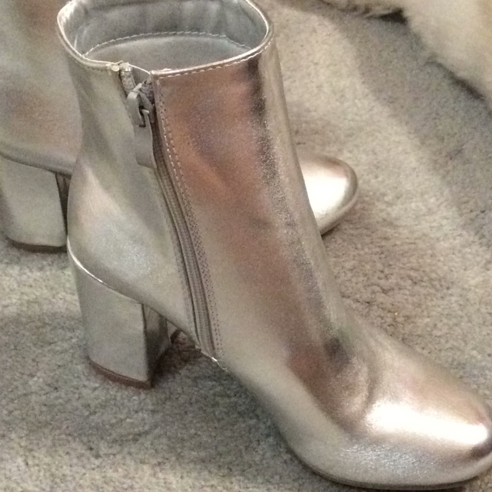 Silver boots - Picture 2 of 2